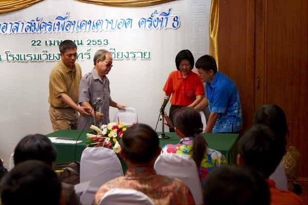 คุณพนมพรกับอาจารย์สามารถช่วยอ.วิรัตน์ ศรีตุลานนท์ กับคุณทวี มุมเมือง เข้าประจำที่